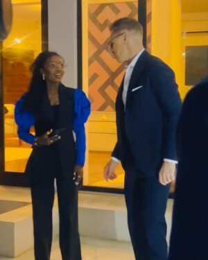 Frida Amani Instagram - Two presidents 😎🇫🇮👑
President of Finland, @alexstubb — and the President of Hip Hop 👑
Cooler than ice, everything presidential.
Big love to the Finland embassy @finlandintanzania for the warm welcome to me and my band as we celebrate 60 years of diplomatic friendship between Finland and Tanzania.
#hiphopontop