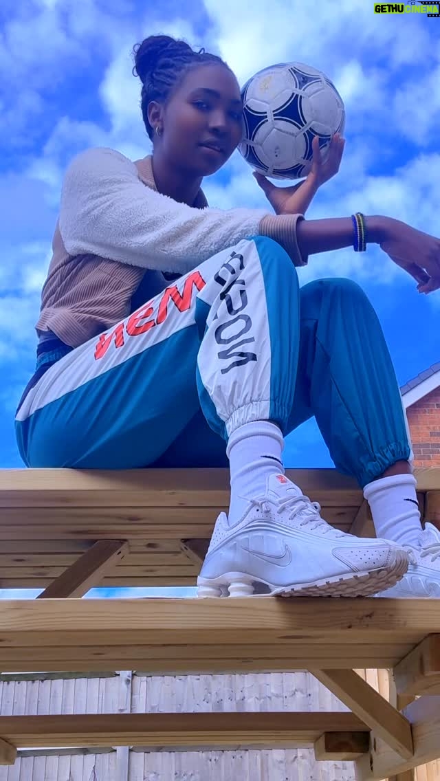 Frida Amani - 4.1K Likes - Wewe na mimi ya best footballer wangu @aishamagoal_10 😍😍
Huyu binti ni mdogo kwahiyo mapenzi ameyapeleka kwenye mpira😂