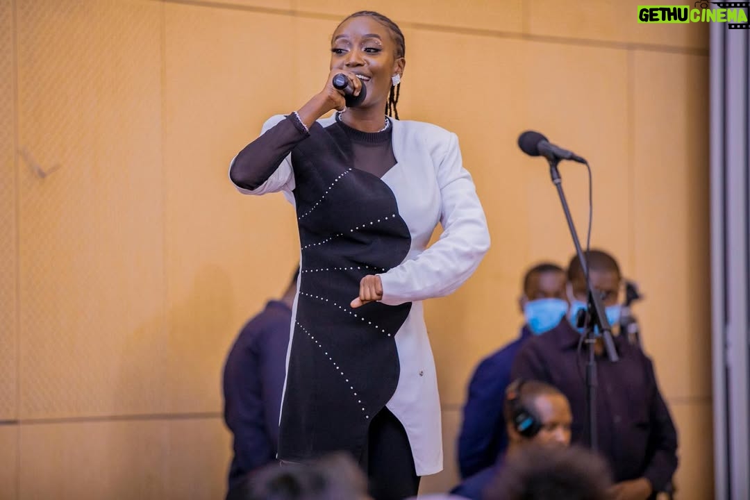 Frida Amani - 15.2K Likes - Picha hii Ina maana kubwa kwangu na mabinti wengi wenye ndoto.Just wake up na kupambania ndoto yako,hatukuwahi kuwaza kuwa na Rais mwanamke, lakini pia rap  Kwa wanawake ilikuwa kitu kigumu sana kupokelewa, mabinti kucheza mpira ilikuwa ngumu ila guess what??
Kwenye picha ni Rais wa jamhuri ya Muungano wa Tanzania @samia_suluhu_hassan akiteta nami,madam president wa rap.
Girls, everything is possible, Pongezi zangu za dhati kabisa kwa Serengeti girls @serengetigirlstz 
@wizara_sanaatz @mohamed_mchengerwa @dktabbasi …

SELF MADE TASTE BETTER.