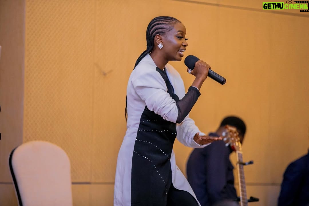 Frida Amani - 15.2K Likes - Picha hii Ina maana kubwa kwangu na mabinti wengi wenye ndoto.Just wake up na kupambania ndoto yako,hatukuwahi kuwaza kuwa na Rais mwanamke, lakini pia rap  Kwa wanawake ilikuwa kitu kigumu sana kupokelewa, mabinti kucheza mpira ilikuwa ngumu ila guess what??
Kwenye picha ni Rais wa jamhuri ya Muungano wa Tanzania @samia_suluhu_hassan akiteta nami,madam president wa rap.
Girls, everything is possible, Pongezi zangu za dhati kabisa kwa Serengeti girls @serengetigirlstz 
@wizara_sanaatz @mohamed_mchengerwa @dktabbasi …

SELF MADE TASTE BETTER.