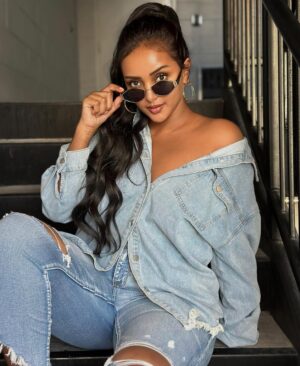 Fryat Yemane Instagram - #DenimGirl🦋
Ponytail @helenfriends 🥰