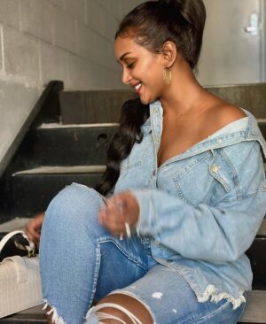 Fryat Yemane Instagram - #DenimGirl🦋
Ponytail @helenfriends 🥰