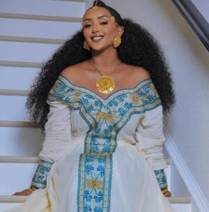 Fryat Yemane Instagram - 🌻HAPPY NEW YEAR🌻
የሰላም የበረከት ያድርግልን🎉🙏🏾
Photography @glory_studio3 😍🙌🏾
MUA @christiansglamlab_ 😍👌🏾
