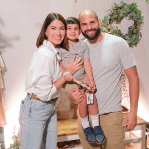Gabriela Isler Instagram - A veces una simple sonrisa hace que todo tenga sentido 🤍✨
Este proceso de crecimiento me ha enseñado a valorar aún más esos pequeños momentos que dan sentido a mis días. He aprendido que cuidar nuestro bienestar es fundamental para ser la mejor versión de nosotros mismos, especialmente para aquellos que amamos ♥️
Joaquín ha sido mi mayor inspiración para reflexionar sobre quién quiero ser, no solo como madre, sino por mi propia felicidad.
Comparto estas sonrisas suyas porque probablemente son lo más pechocho que verás hoy 😍
¡Seguimos en este viaje! 🙌🏼