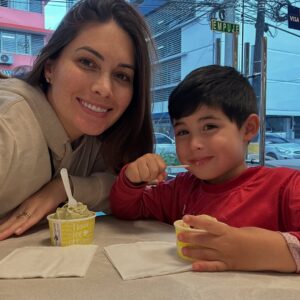 Gabriela Isler Instagram - A veces una simple sonrisa hace que todo tenga sentido 🤍✨
Este proceso de crecimiento me ha enseñado a valorar aún más esos pequeños momentos que dan sentido a mis días. He aprendido que cuidar nuestro bienestar es fundamental para ser la mejor versión de nosotros mismos, especialmente para aquellos que amamos ♥️
Joaquín ha sido mi mayor inspiración para reflexionar sobre quién quiero ser, no solo como madre, sino por mi propia felicidad.
Comparto estas sonrisas suyas porque probablemente son lo más pechocho que verás hoy 😍
¡Seguimos en este viaje! 🙌🏼