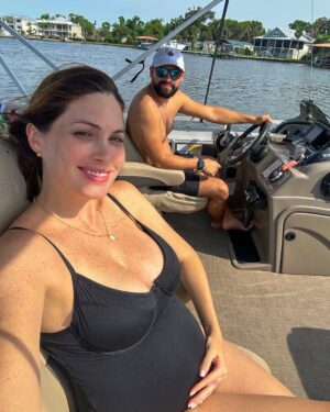 Gabriela Isler Instagram - A sunny day with my favorite team 🌞🙌🏼
Ya por acá este equipo se prepara cada día más para recibir a la niña de este hogar 🏠. Doy gracias a Dios por mi salud, bienestar y poder vivir esta etapa nuevamente en mi vida rodeada de amor, serenidad y sonrisas 🤰🏻.
Ya vamos por 28 semanas! Wujuu 🥳
¿Qué nombre se imaginan le pondremos a la bebé? 🧡
Pd: familia… por favor no me revelen por acá el nombre aún! Gracias jajajajaja 😬🙈🤪