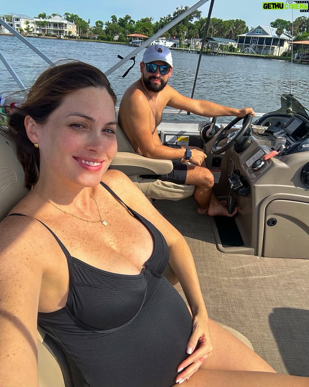 Gabriela Isler - 34.8K Likes - A sunny day with my favorite team 🌞🙌🏼

Ya por acá este equipo se prepara cada día más para recibir a la niña de este hogar 🏠. Doy gracias a Dios por mi salud, bienestar y poder vivir esta etapa nuevamente en mi vida rodeada de amor, serenidad y sonrisas 🤰🏻. 

Ya vamos por 28 semanas! Wujuu 🥳

¿Qué nombre se imaginan le pondremos a la bebé? 🧡

Pd: familia… por favor no me revelen por acá el nombre aún! Gracias jajajajaja 😬🙈🤪
