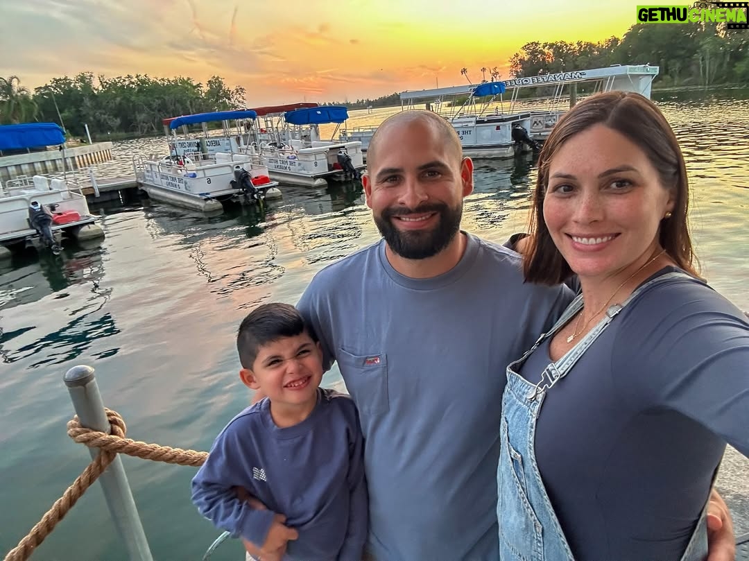 Gabriela Isler - 34.8K Likes - A sunny day with my favorite team 🌞🙌🏼

Ya por acá este equipo se prepara cada día más para recibir a la niña de este hogar 🏠. Doy gracias a Dios por mi salud, bienestar y poder vivir esta etapa nuevamente en mi vida rodeada de amor, serenidad y sonrisas 🤰🏻. 

Ya vamos por 28 semanas! Wujuu 🥳

¿Qué nombre se imaginan le pondremos a la bebé? 🧡

Pd: familia… por favor no me revelen por acá el nombre aún! Gracias jajajajaja 😬🙈🤪