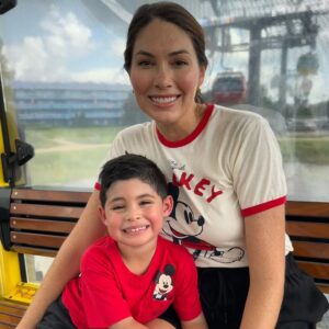 Gabriela Isler Instagram - A veces una simple sonrisa hace que todo tenga sentido 🤍✨
Este proceso de crecimiento me ha enseñado a valorar aún más esos pequeños momentos que dan sentido a mis días. He aprendido que cuidar nuestro bienestar es fundamental para ser la mejor versión de nosotros mismos, especialmente para aquellos que amamos ♥️
Joaquín ha sido mi mayor inspiración para reflexionar sobre quién quiero ser, no solo como madre, sino por mi propia felicidad.
Comparto estas sonrisas suyas porque probablemente son lo más pechocho que verás hoy 😍
¡Seguimos en este viaje! 🙌🏼