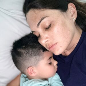 Gabriela Isler Instagram - A veces una simple sonrisa hace que todo tenga sentido 🤍✨
Este proceso de crecimiento me ha enseñado a valorar aún más esos pequeños momentos que dan sentido a mis días. He aprendido que cuidar nuestro bienestar es fundamental para ser la mejor versión de nosotros mismos, especialmente para aquellos que amamos ♥️
Joaquín ha sido mi mayor inspiración para reflexionar sobre quién quiero ser, no solo como madre, sino por mi propia felicidad.
Comparto estas sonrisas suyas porque probablemente son lo más pechocho que verás hoy 😍
¡Seguimos en este viaje! 🙌🏼