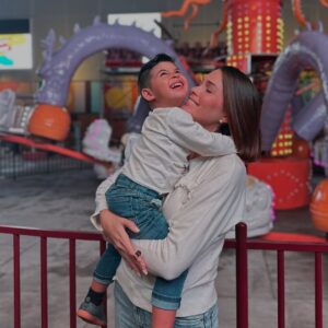 Gabriela Isler Instagram - A veces una simple sonrisa hace que todo tenga sentido 🤍✨
Este proceso de crecimiento me ha enseñado a valorar aún más esos pequeños momentos que dan sentido a mis días. He aprendido que cuidar nuestro bienestar es fundamental para ser la mejor versión de nosotros mismos, especialmente para aquellos que amamos ♥️
Joaquín ha sido mi mayor inspiración para reflexionar sobre quién quiero ser, no solo como madre, sino por mi propia felicidad.
Comparto estas sonrisas suyas porque probablemente son lo más pechocho que verás hoy 😍
¡Seguimos en este viaje! 🙌🏼