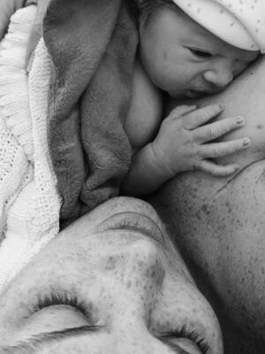 Gabriela Isler Instagram - ¡Bienvenida a este mundo Carlota! 🌸
Hace una semana exactamente decidiste sorprendernos con tu llegada, a tu ritmo, en tus tiempos y definitivamente a tu manera… Por más que planificamos recibirte, quisiste conocernos antes y nosotros felices. 🩷 Aunque mami un poco asustada, confió en Dios, sus planes y los tuyos 🫣
Gracias Dios, por permitirme traerla a este mundo completamente sana y rodeada de amor. Somos una familia más que afortunada, bendecida 🙏🏼.
Ya somos oficialmente un equipo de cuatro 4️⃣🙌🏼🥰
Att. Familia Figueroa Isler