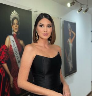 Gabriela Isler Instagram - ¡Qué noche tan especial vivimos ayer en los estudios de @venevision! 💫
Me llena el corazón haber estado ahí, como parte del equipo @missvenezuela, viendo a nuestras reinas internacionales @ileanamarquezpedroza y @sakraguerrero despedirse con tanta emoción frente a toda Venezuela 🇻🇪. Se les notaba en los ojos esa mezcla de felicidad y esperanza por los sueños que van a cumplir.
Y por si fuera poco, acompañamos a nuestras 25 candidatas en el segundo show en vivo donde recibieron las primeras premiaciones de la #TemporadaMissVenezuela2024 ✨. ¡La energía que se sentía era increíble!
Felicitaciones al equipo de producción y cada una de las integrantes del equipo #MissVenezuela por su trabajo, un show hermoso de principio a fin gracias al esfuerzo de todos✨.
Gracias @francomontoro por permitirme brillar con ese look y accesorios 🖤✨