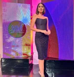 Gabriela Isler Instagram - ¡Qué noche tan especial vivimos ayer en los estudios de @venevision! 💫
Me llena el corazón haber estado ahí, como parte del equipo @missvenezuela, viendo a nuestras reinas internacionales @ileanamarquezpedroza y @sakraguerrero despedirse con tanta emoción frente a toda Venezuela 🇻🇪. Se les notaba en los ojos esa mezcla de felicidad y esperanza por los sueños que van a cumplir.
Y por si fuera poco, acompañamos a nuestras 25 candidatas en el segundo show en vivo donde recibieron las primeras premiaciones de la #TemporadaMissVenezuela2024 ✨. ¡La energía que se sentía era increíble!
Felicitaciones al equipo de producción y cada una de las integrantes del equipo #MissVenezuela por su trabajo, un show hermoso de principio a fin gracias al esfuerzo de todos✨.
Gracias @francomontoro por permitirme brillar con ese look y accesorios 🖤✨