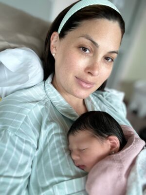 Gabriela Isler Instagram - ¡Bienvenida a este mundo Carlota! 🌸
Hace una semana exactamente decidiste sorprendernos con tu llegada, a tu ritmo, en tus tiempos y definitivamente a tu manera… Por más que planificamos recibirte, quisiste conocernos antes y nosotros felices. 🩷 Aunque mami un poco asustada, confió en Dios, sus planes y los tuyos 🫣
Gracias Dios, por permitirme traerla a este mundo completamente sana y rodeada de amor. Somos una familia más que afortunada, bendecida 🙏🏼.
Ya somos oficialmente un equipo de cuatro 4️⃣🙌🏼🥰
Att. Familia Figueroa Isler