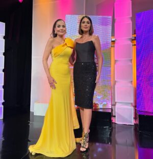 Gabriela Isler Instagram - ¡Qué noche tan especial vivimos ayer en los estudios de @venevision! 💫
Me llena el corazón haber estado ahí, como parte del equipo @missvenezuela, viendo a nuestras reinas internacionales @ileanamarquezpedroza y @sakraguerrero despedirse con tanta emoción frente a toda Venezuela 🇻🇪. Se les notaba en los ojos esa mezcla de felicidad y esperanza por los sueños que van a cumplir.
Y por si fuera poco, acompañamos a nuestras 25 candidatas en el segundo show en vivo donde recibieron las primeras premiaciones de la #TemporadaMissVenezuela2024 ✨. ¡La energía que se sentía era increíble!
Felicitaciones al equipo de producción y cada una de las integrantes del equipo #MissVenezuela por su trabajo, un show hermoso de principio a fin gracias al esfuerzo de todos✨.
Gracias @francomontoro por permitirme brillar con ese look y accesorios 🖤✨