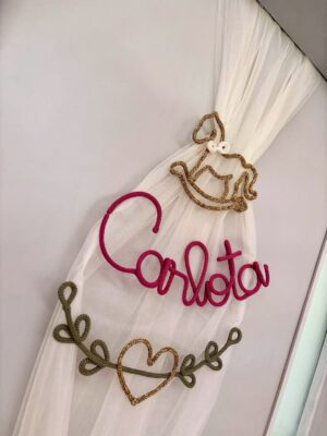 Gabriela Isler Instagram - ¡Bienvenida a este mundo Carlota! 🌸
Hace una semana exactamente decidiste sorprendernos con tu llegada, a tu ritmo, en tus tiempos y definitivamente a tu manera… Por más que planificamos recibirte, quisiste conocernos antes y nosotros felices. 🩷 Aunque mami un poco asustada, confió en Dios, sus planes y los tuyos 🫣
Gracias Dios, por permitirme traerla a este mundo completamente sana y rodeada de amor. Somos una familia más que afortunada, bendecida 🙏🏼.
Ya somos oficialmente un equipo de cuatro 4️⃣🙌🏼🥰
Att. Familia Figueroa Isler