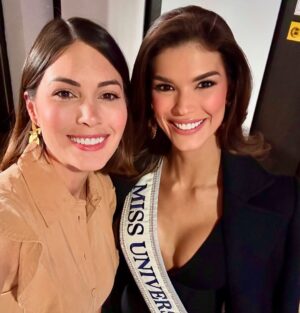 Gabriela Isler Instagram - ¡Qué noche tan especial vivimos ayer en los estudios de @venevision! 💫
Me llena el corazón haber estado ahí, como parte del equipo @missvenezuela, viendo a nuestras reinas internacionales @ileanamarquezpedroza y @sakraguerrero despedirse con tanta emoción frente a toda Venezuela 🇻🇪. Se les notaba en los ojos esa mezcla de felicidad y esperanza por los sueños que van a cumplir.
Y por si fuera poco, acompañamos a nuestras 25 candidatas en el segundo show en vivo donde recibieron las primeras premiaciones de la #TemporadaMissVenezuela2024 ✨. ¡La energía que se sentía era increíble!
Felicitaciones al equipo de producción y cada una de las integrantes del equipo #MissVenezuela por su trabajo, un show hermoso de principio a fin gracias al esfuerzo de todos✨.
Gracias @francomontoro por permitirme brillar con ese look y accesorios 🖤✨