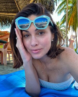 Gabriela Isler Instagram - Sin maquillaje y con toda la confianza ✨
Hay momentos para dejar que mi piel y pecas respiren y sean protagonistas. Especialmente en estos días de descanso, mis @palazzove se convirtieron en ese toque mágico 🙌🏼 que me hace sentir lista para todo, incluso en mis momentos más naturales.
La confianza a veces viene del ritual del maquillaje, y otras... de unos lentes que te permiten brillar siendo simplemente tú 💫 (mientras disimulan esas mañanas de poco sueño 🫣)
¿Cuál es tu secreto de confianza en tus días más naturales sin maquillaje? 🙌🏼