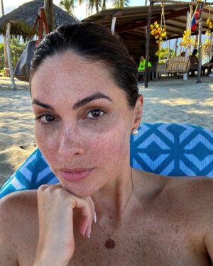 Gabriela Isler Instagram - Sin maquillaje y con toda la confianza ✨
Hay momentos para dejar que mi piel y pecas respiren y sean protagonistas. Especialmente en estos días de descanso, mis @palazzove se convirtieron en ese toque mágico 🙌🏼 que me hace sentir lista para todo, incluso en mis momentos más naturales.
La confianza a veces viene del ritual del maquillaje, y otras... de unos lentes que te permiten brillar siendo simplemente tú 💫 (mientras disimulan esas mañanas de poco sueño 🫣)
¿Cuál es tu secreto de confianza en tus días más naturales sin maquillaje? 🙌🏼