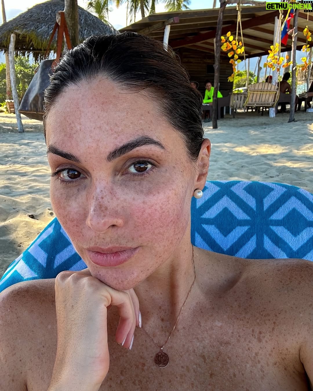 Gabriela Isler - 32.6K Likes - Sin maquillaje y con toda la confianza ✨

Hay momentos para dejar que mi piel y pecas respiren y sean protagonistas. Especialmente en estos días de descanso, mis @palazzove se convirtieron en ese toque mágico 🙌🏼 que me hace sentir lista para todo, incluso en mis momentos más naturales.

La confianza a veces viene del ritual del maquillaje, y otras... de unos lentes que te permiten brillar siendo simplemente tú 💫 (mientras disimulan esas mañanas de poco sueño 🫣)

¿Cuál es tu secreto de confianza en tus días más naturales sin maquillaje? 🙌🏼