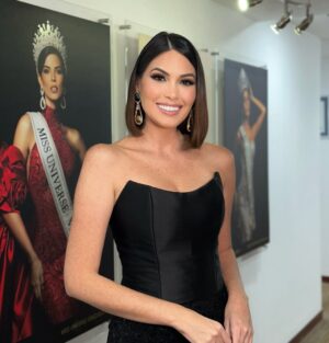 Gabriela Isler Instagram - ¡Qué noche tan especial vivimos ayer en los estudios de @venevision! 💫
Me llena el corazón haber estado ahí, como parte del equipo @missvenezuela, viendo a nuestras reinas internacionales @ileanamarquezpedroza y @sakraguerrero despedirse con tanta emoción frente a toda Venezuela 🇻🇪. Se les notaba en los ojos esa mezcla de felicidad y esperanza por los sueños que van a cumplir.
Y por si fuera poco, acompañamos a nuestras 25 candidatas en el segundo show en vivo donde recibieron las primeras premiaciones de la #TemporadaMissVenezuela2024 ✨. ¡La energía que se sentía era increíble!
Felicitaciones al equipo de producción y cada una de las integrantes del equipo #MissVenezuela por su trabajo, un show hermoso de principio a fin gracias al esfuerzo de todos✨.
Gracias @francomontoro por permitirme brillar con ese look y accesorios 🖤✨