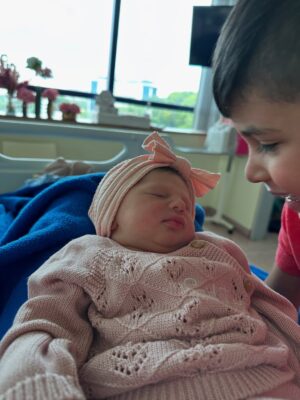 Gabriela Isler Instagram - ¡Bienvenida a este mundo Carlota! 🌸
Hace una semana exactamente decidiste sorprendernos con tu llegada, a tu ritmo, en tus tiempos y definitivamente a tu manera… Por más que planificamos recibirte, quisiste conocernos antes y nosotros felices. 🩷 Aunque mami un poco asustada, confió en Dios, sus planes y los tuyos 🫣
Gracias Dios, por permitirme traerla a este mundo completamente sana y rodeada de amor. Somos una familia más que afortunada, bendecida 🙏🏼.
Ya somos oficialmente un equipo de cuatro 4️⃣🙌🏼🥰
Att. Familia Figueroa Isler