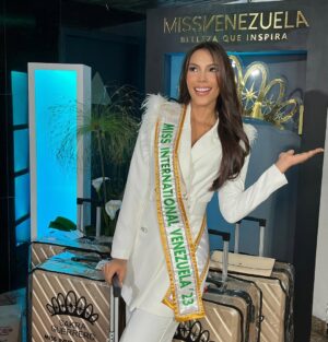 Gabriela Isler Instagram - ¡Qué noche tan especial vivimos ayer en los estudios de @venevision! 💫
Me llena el corazón haber estado ahí, como parte del equipo @missvenezuela, viendo a nuestras reinas internacionales @ileanamarquezpedroza y @sakraguerrero despedirse con tanta emoción frente a toda Venezuela 🇻🇪. Se les notaba en los ojos esa mezcla de felicidad y esperanza por los sueños que van a cumplir.
Y por si fuera poco, acompañamos a nuestras 25 candidatas en el segundo show en vivo donde recibieron las primeras premiaciones de la #TemporadaMissVenezuela2024 ✨. ¡La energía que se sentía era increíble!
Felicitaciones al equipo de producción y cada una de las integrantes del equipo #MissVenezuela por su trabajo, un show hermoso de principio a fin gracias al esfuerzo de todos✨.
Gracias @francomontoro por permitirme brillar con ese look y accesorios 🖤✨