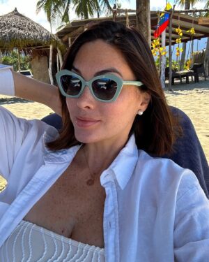 Gabriela Isler Instagram - Sin maquillaje y con toda la confianza ✨
Hay momentos para dejar que mi piel y pecas respiren y sean protagonistas. Especialmente en estos días de descanso, mis @palazzove se convirtieron en ese toque mágico 🙌🏼 que me hace sentir lista para todo, incluso en mis momentos más naturales.
La confianza a veces viene del ritual del maquillaje, y otras... de unos lentes que te permiten brillar siendo simplemente tú 💫 (mientras disimulan esas mañanas de poco sueño 🫣)
¿Cuál es tu secreto de confianza en tus días más naturales sin maquillaje? 🙌🏼