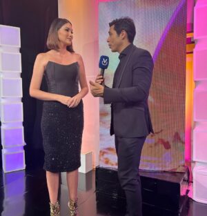Gabriela Isler Instagram - ¡Qué noche tan especial vivimos ayer en los estudios de @venevision! 💫
Me llena el corazón haber estado ahí, como parte del equipo @missvenezuela, viendo a nuestras reinas internacionales @ileanamarquezpedroza y @sakraguerrero despedirse con tanta emoción frente a toda Venezuela 🇻🇪. Se les notaba en los ojos esa mezcla de felicidad y esperanza por los sueños que van a cumplir.
Y por si fuera poco, acompañamos a nuestras 25 candidatas en el segundo show en vivo donde recibieron las primeras premiaciones de la #TemporadaMissVenezuela2024 ✨. ¡La energía que se sentía era increíble!
Felicitaciones al equipo de producción y cada una de las integrantes del equipo #MissVenezuela por su trabajo, un show hermoso de principio a fin gracias al esfuerzo de todos✨.
Gracias @francomontoro por permitirme brillar con ese look y accesorios 🖤✨