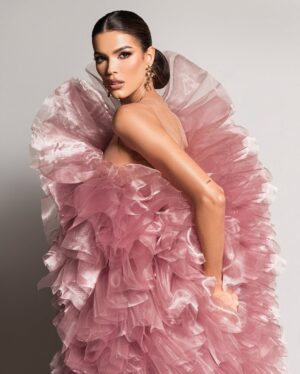 Gabriela Isler Instagram - Hay momentos que unen a un país entero en un mismo sueño, y ver a nuestra reina @ileanamarquezpedroza brillar en el escenario de @MissUniverse será uno de ellos 🙌🏼🇻🇪
Como venezolana y parte del equipo @missvenezuela, siento un orgullo inmenso al ver su autenticidad y su capacidad de conectar con otros traspasar una pantalla... Ileana no solo representa nuestra belleza, es un ejemplo de esa determinación y carisma que nos hace únicos en el universo ✨
Hemos sido testigos de tu dedicación, tu evolución y tu luz, durante meses de trabajo en equipo. El Miss Venezuela está orgulloso de ti y de todo lo que has logrado 🙌🏼.
Ile, esta noche es tuya… Venezuela esta contigo en cada paso, mientras llevas contigo la bendición de Dios y tu Virgen de la Guadalupe ✨🙏🏼
¡A brillar como solo tú sabes hacerlo! ♥️🌟
Recuerda que podrás verlo en Venezuela a través de @venevision y #VenevisionPlay 📺 📲
Fotos by @changophoto
#MissUniverse #MissUniverseVenezuela #PorlaOctavatengofe