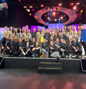 Gabriela Isler Instagram - ¡Qué noche tan especial vivimos ayer en los estudios de @venevision! 💫
Me llena el corazón haber estado ahí, como parte del equipo @missvenezuela, viendo a nuestras reinas internacionales @ileanamarquezpedroza y @sakraguerrero despedirse con tanta emoción frente a toda Venezuela 🇻🇪. Se les notaba en los ojos esa mezcla de felicidad y esperanza por los sueños que van a cumplir.
Y por si fuera poco, acompañamos a nuestras 25 candidatas en el segundo show en vivo donde recibieron las primeras premiaciones de la #TemporadaMissVenezuela2024 ✨. ¡La energía que se sentía era increíble!
Felicitaciones al equipo de producción y cada una de las integrantes del equipo #MissVenezuela por su trabajo, un show hermoso de principio a fin gracias al esfuerzo de todos✨.
Gracias @francomontoro por permitirme brillar con ese look y accesorios 🖤✨