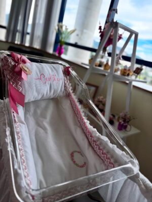 Gabriela Isler Instagram - ¡Bienvenida a este mundo Carlota! 🌸
Hace una semana exactamente decidiste sorprendernos con tu llegada, a tu ritmo, en tus tiempos y definitivamente a tu manera… Por más que planificamos recibirte, quisiste conocernos antes y nosotros felices. 🩷 Aunque mami un poco asustada, confió en Dios, sus planes y los tuyos 🫣
Gracias Dios, por permitirme traerla a este mundo completamente sana y rodeada de amor. Somos una familia más que afortunada, bendecida 🙏🏼.
Ya somos oficialmente un equipo de cuatro 4️⃣🙌🏼🥰
Att. Familia Figueroa Isler