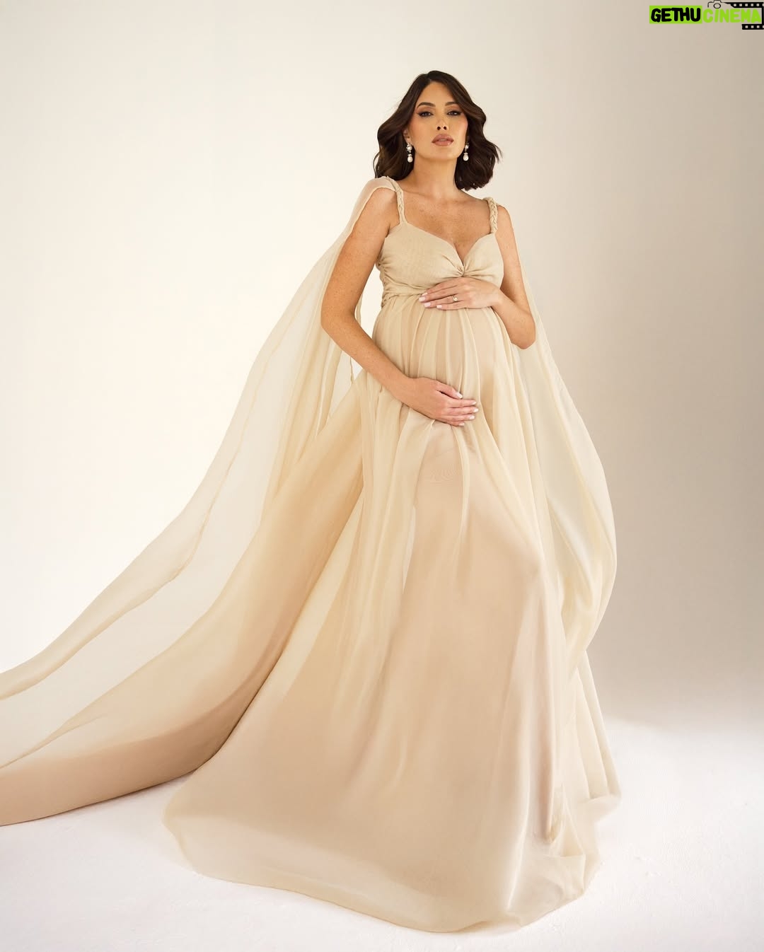 Gabriela Isler - 32.2K Likes - Porque saben que también disfruto un  glam shoot... No podía faltar registrar este embarazo desde un enfoque más elegante 🤍✨ 

Y ahora más, que se viene la niña de la casa. 

¡Gracias equipo por unir sus talentos e ideas en tiempo record y lograr este hermoso resultado! 🙌🏼💛 Como siempre, me encantó trabajar con uds!! 

📸: @luisdmelendeez 
💄: @byjimenatips 
👗: @winmolina