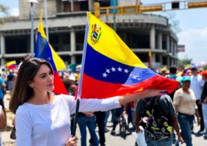 Gabriela Isler Instagram - Cuando la voluntad de un pueblo se une en un mismo sueño, la certeza de alcanzarlo se convierte en una guía. ✨
Con plena determinación, fe intacta y una unión inquebrantable, nuestra querida Venezuela 🇻🇪 prosperará muy pronto.
¡Qué Dios bendiga a Venezuela y a cada venezolano, tanto en nuestra tierra como en cualquier rincón del mundo! 🙏🏼
“La libertad es el oxígeno del alma.” – Moshe Dayan
#Venezuela #Venezolana #Flashback