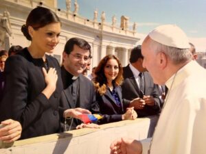 Gabriela Isler Instagram - Con mucho respeto y sincero aprecio, me uno a quienes hoy recuerdan el legado del papa @franciscus ✨. Tuve la bendición de conocerlo personalmente y recibir su bendición humanitaria durante mi año de reinado como @missuniverse en el año 2014 y, si bien fue un encuentro breve, fue significativo porque me permitió experimentar de primera mano su sencillez y calidez.
Más tarde, en 2017, volví a escuchar sus palabras en un el IV Foro Internacional de Migración y Paz, donde también estuvieron presentes el cardenal Pietro Parolin y otros miembros de la Iglesia católica, religión con la que comulgo. Su mensaje de inclusión y humanidad, sin duda, resonó profundamente en mí.
Como venezolana, me llena de orgullo y gratitud que durante su pontificado, nuestra madre Carmen Rendiles @madrecarmenvenezuela y el doctor José Gregorio Hernández @josegregoriohernandezcisneros fueran reconocidos a nivel universal como los primeros santos venezolanos 🇻🇪, acercando nuestra fe y tradiciones al mundo entero.
Francisco nos mostró un camino de compasión, servicio y diálogo. Hoy celebro su vida y elevo una oración por su descanso eterno 🕊️.
Gracias por dejarnos tantas enseñanzas. 🙏🏼✨