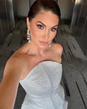 Gabriela Isler Instagram - ¡Qué noche tan especial! 🤍
Ayer tuve el privilegio de vivir la magia de la preliminar del @MissUniverse desde Ciudad de México, apoyando con toda mi energía a nuestra reina @ileanamarquezpedroza en esta importante gala previa a la gran final. ✨
¿Y tú, desde dónde te conectaste para ver la preliminar? ¿Estarás presente mañana en la gran noche final? 👑
Vestuario: @winmolina
Makeup and hair: @reybeautyart