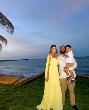 Gabriela Isler Instagram - Escapada a la Isla con mi combo 🌴✨
El fin de semana pasado fuimos a #Margarita a la boda de unos amigos y les confieso que fue la primera vez que íbamos a una parranda siendo papás… Fue toda una experiencia disfrutar la fiesta mientras veíamos la cámara de Joaquín cada 5 minutos 🤣 pero sin duda, todos disfrutamos mucho la escapada en familia. Nos decían los “habitantes de la piscina” pues teníamos horario fijo y corrido desde las 7 am hasta las 2 pm en la parte bajita 💦
También fue súper mágico regresar al lugar donde nos casamos hace 5 años 💕 y explicarle a Joaqui que ahí empezó nuestra historia 🫶🏼.
Gracias querido @winmolina por mi vestido, ¡me encantó 😍!
#IslaDeMargarita #HotelIkin #Venezuela #FBF