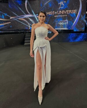Gabriela Isler Instagram - ¡Qué noche tan especial! 🤍
Ayer tuve el privilegio de vivir la magia de la preliminar del @MissUniverse desde Ciudad de México, apoyando con toda mi energía a nuestra reina @ileanamarquezpedroza en esta importante gala previa a la gran final. ✨
¿Y tú, desde dónde te conectaste para ver la preliminar? ¿Estarás presente mañana en la gran noche final? 👑
Vestuario: @winmolina
Makeup and hair: @reybeautyart