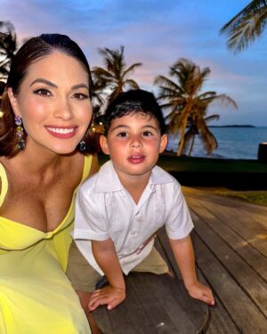 Gabriela Isler Instagram - Escapada a la Isla con mi combo 🌴✨
El fin de semana pasado fuimos a #Margarita a la boda de unos amigos y les confieso que fue la primera vez que íbamos a una parranda siendo papás… Fue toda una experiencia disfrutar la fiesta mientras veíamos la cámara de Joaquín cada 5 minutos 🤣 pero sin duda, todos disfrutamos mucho la escapada en familia. Nos decían los “habitantes de la piscina” pues teníamos horario fijo y corrido desde las 7 am hasta las 2 pm en la parte bajita 💦
También fue súper mágico regresar al lugar donde nos casamos hace 5 años 💕 y explicarle a Joaqui que ahí empezó nuestra historia 🫶🏼.
Gracias querido @winmolina por mi vestido, ¡me encantó 😍!
#IslaDeMargarita #HotelIkin #Venezuela #FBF