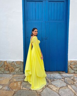 Gabriela Isler Instagram - Escapada a la Isla con mi combo 🌴✨
El fin de semana pasado fuimos a #Margarita a la boda de unos amigos y les confieso que fue la primera vez que íbamos a una parranda siendo papás… Fue toda una experiencia disfrutar la fiesta mientras veíamos la cámara de Joaquín cada 5 minutos 🤣 pero sin duda, todos disfrutamos mucho la escapada en familia. Nos decían los “habitantes de la piscina” pues teníamos horario fijo y corrido desde las 7 am hasta las 2 pm en la parte bajita 💦
También fue súper mágico regresar al lugar donde nos casamos hace 5 años 💕 y explicarle a Joaqui que ahí empezó nuestra historia 🫶🏼.
Gracias querido @winmolina por mi vestido, ¡me encantó 😍!
#IslaDeMargarita #HotelIkin #Venezuela #FBF