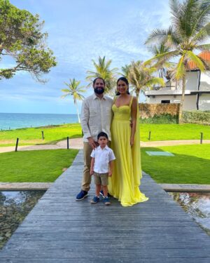 Gabriela Isler Instagram - Escapada a la Isla con mi combo 🌴✨
El fin de semana pasado fuimos a #Margarita a la boda de unos amigos y les confieso que fue la primera vez que íbamos a una parranda siendo papás… Fue toda una experiencia disfrutar la fiesta mientras veíamos la cámara de Joaquín cada 5 minutos 🤣 pero sin duda, todos disfrutamos mucho la escapada en familia. Nos decían los “habitantes de la piscina” pues teníamos horario fijo y corrido desde las 7 am hasta las 2 pm en la parte bajita 💦
También fue súper mágico regresar al lugar donde nos casamos hace 5 años 💕 y explicarle a Joaqui que ahí empezó nuestra historia 🫶🏼.
Gracias querido @winmolina por mi vestido, ¡me encantó 😍!
#IslaDeMargarita #HotelIkin #Venezuela #FBF