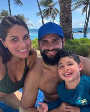 Gabriela Isler Instagram - Escapada a la Isla con mi combo 🌴✨
El fin de semana pasado fuimos a #Margarita a la boda de unos amigos y les confieso que fue la primera vez que íbamos a una parranda siendo papás… Fue toda una experiencia disfrutar la fiesta mientras veíamos la cámara de Joaquín cada 5 minutos 🤣 pero sin duda, todos disfrutamos mucho la escapada en familia. Nos decían los “habitantes de la piscina” pues teníamos horario fijo y corrido desde las 7 am hasta las 2 pm en la parte bajita 💦
También fue súper mágico regresar al lugar donde nos casamos hace 5 años 💕 y explicarle a Joaqui que ahí empezó nuestra historia 🫶🏼.
Gracias querido @winmolina por mi vestido, ¡me encantó 😍!
#IslaDeMargarita #HotelIkin #Venezuela #FBF