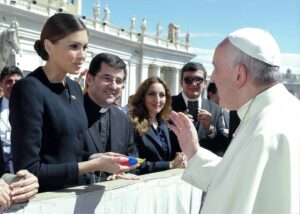 Gabriela Isler Instagram - Con mucho respeto y sincero aprecio, me uno a quienes hoy recuerdan el legado del papa @franciscus ✨. Tuve la bendición de conocerlo personalmente y recibir su bendición humanitaria durante mi año de reinado como @missuniverse en el año 2014 y, si bien fue un encuentro breve, fue significativo porque me permitió experimentar de primera mano su sencillez y calidez.
Más tarde, en 2017, volví a escuchar sus palabras en un el IV Foro Internacional de Migración y Paz, donde también estuvieron presentes el cardenal Pietro Parolin y otros miembros de la Iglesia católica, religión con la que comulgo. Su mensaje de inclusión y humanidad, sin duda, resonó profundamente en mí.
Como venezolana, me llena de orgullo y gratitud que durante su pontificado, nuestra madre Carmen Rendiles @madrecarmenvenezuela y el doctor José Gregorio Hernández @josegregoriohernandezcisneros fueran reconocidos a nivel universal como los primeros santos venezolanos 🇻🇪, acercando nuestra fe y tradiciones al mundo entero.
Francisco nos mostró un camino de compasión, servicio y diálogo. Hoy celebro su vida y elevo una oración por su descanso eterno 🕊️.
Gracias por dejarnos tantas enseñanzas. 🙏🏼✨