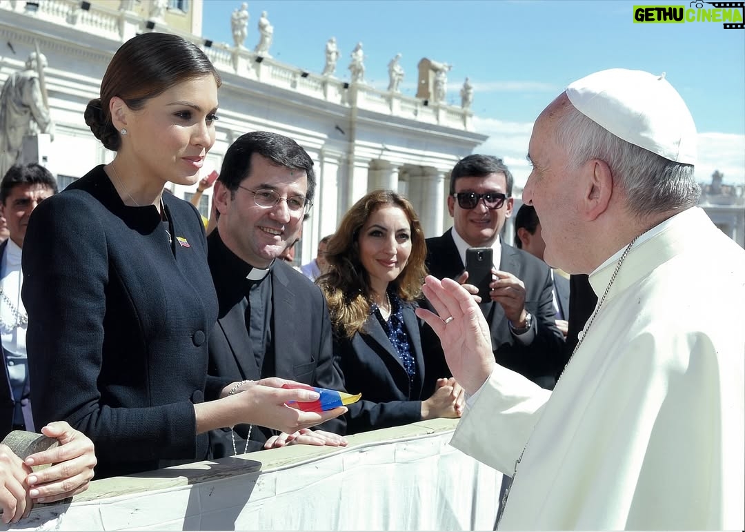 Gabriela Isler - 34.6K Likes - Con mucho respeto y sincero aprecio, me uno a quienes hoy recuerdan el legado del papa @franciscus ✨. Tuve la bendición de conocerlo personalmente y recibir su bendición humanitaria durante mi año de reinado como @missuniverse en el año 2014 y, si bien fue un encuentro breve, fue significativo porque me permitió experimentar de primera mano su sencillez y calidez.

Más tarde, en 2017, volví a escuchar sus palabras en un el IV Foro Internacional de Migración y Paz, donde también estuvieron presentes el cardenal Pietro Parolin y otros miembros de la Iglesia católica, religión con la que comulgo. Su mensaje de inclusión y humanidad, sin duda, resonó profundamente en mí.

Como venezolana, me llena de orgullo y gratitud que durante su pontificado, nuestra madre Carmen Rendiles @madrecarmenvenezuela y el doctor José Gregorio Hernández @josegregoriohernandezcisneros fueran reconocidos a nivel universal como los primeros santos venezolanos 🇻🇪, acercando nuestra fe y tradiciones al mundo entero.

Francisco nos mostró un camino de compasión, servicio y diálogo. Hoy celebro su vida y elevo una oración por su descanso eterno 🕊️. 

Gracias por dejarnos tantas enseñanzas. 🙏🏼✨