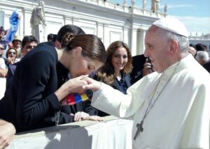Gabriela Isler Instagram - Con mucho respeto y sincero aprecio, me uno a quienes hoy recuerdan el legado del papa @franciscus ✨. Tuve la bendición de conocerlo personalmente y recibir su bendición humanitaria durante mi año de reinado como @missuniverse en el año 2014 y, si bien fue un encuentro breve, fue significativo porque me permitió experimentar de primera mano su sencillez y calidez.
Más tarde, en 2017, volví a escuchar sus palabras en un el IV Foro Internacional de Migración y Paz, donde también estuvieron presentes el cardenal Pietro Parolin y otros miembros de la Iglesia católica, religión con la que comulgo. Su mensaje de inclusión y humanidad, sin duda, resonó profundamente en mí.
Como venezolana, me llena de orgullo y gratitud que durante su pontificado, nuestra madre Carmen Rendiles @madrecarmenvenezuela y el doctor José Gregorio Hernández @josegregoriohernandezcisneros fueran reconocidos a nivel universal como los primeros santos venezolanos 🇻🇪, acercando nuestra fe y tradiciones al mundo entero.
Francisco nos mostró un camino de compasión, servicio y diálogo. Hoy celebro su vida y elevo una oración por su descanso eterno 🕊️.
Gracias por dejarnos tantas enseñanzas. 🙏🏼✨
