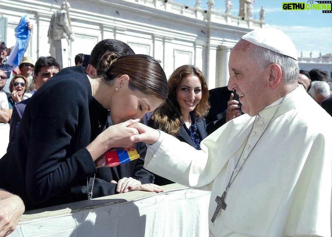 Gabriela Isler - 34.6K Likes - Con mucho respeto y sincero aprecio, me uno a quienes hoy recuerdan el legado del papa @franciscus ✨. Tuve la bendición de conocerlo personalmente y recibir su bendición humanitaria durante mi año de reinado como @missuniverse en el año 2014 y, si bien fue un encuentro breve, fue significativo porque me permitió experimentar de primera mano su sencillez y calidez.

Más tarde, en 2017, volví a escuchar sus palabras en un el IV Foro Internacional de Migración y Paz, donde también estuvieron presentes el cardenal Pietro Parolin y otros miembros de la Iglesia católica, religión con la que comulgo. Su mensaje de inclusión y humanidad, sin duda, resonó profundamente en mí.

Como venezolana, me llena de orgullo y gratitud que durante su pontificado, nuestra madre Carmen Rendiles @madrecarmenvenezuela y el doctor José Gregorio Hernández @josegregoriohernandezcisneros fueran reconocidos a nivel universal como los primeros santos venezolanos 🇻🇪, acercando nuestra fe y tradiciones al mundo entero.

Francisco nos mostró un camino de compasión, servicio y diálogo. Hoy celebro su vida y elevo una oración por su descanso eterno 🕊️. 

Gracias por dejarnos tantas enseñanzas. 🙏🏼✨