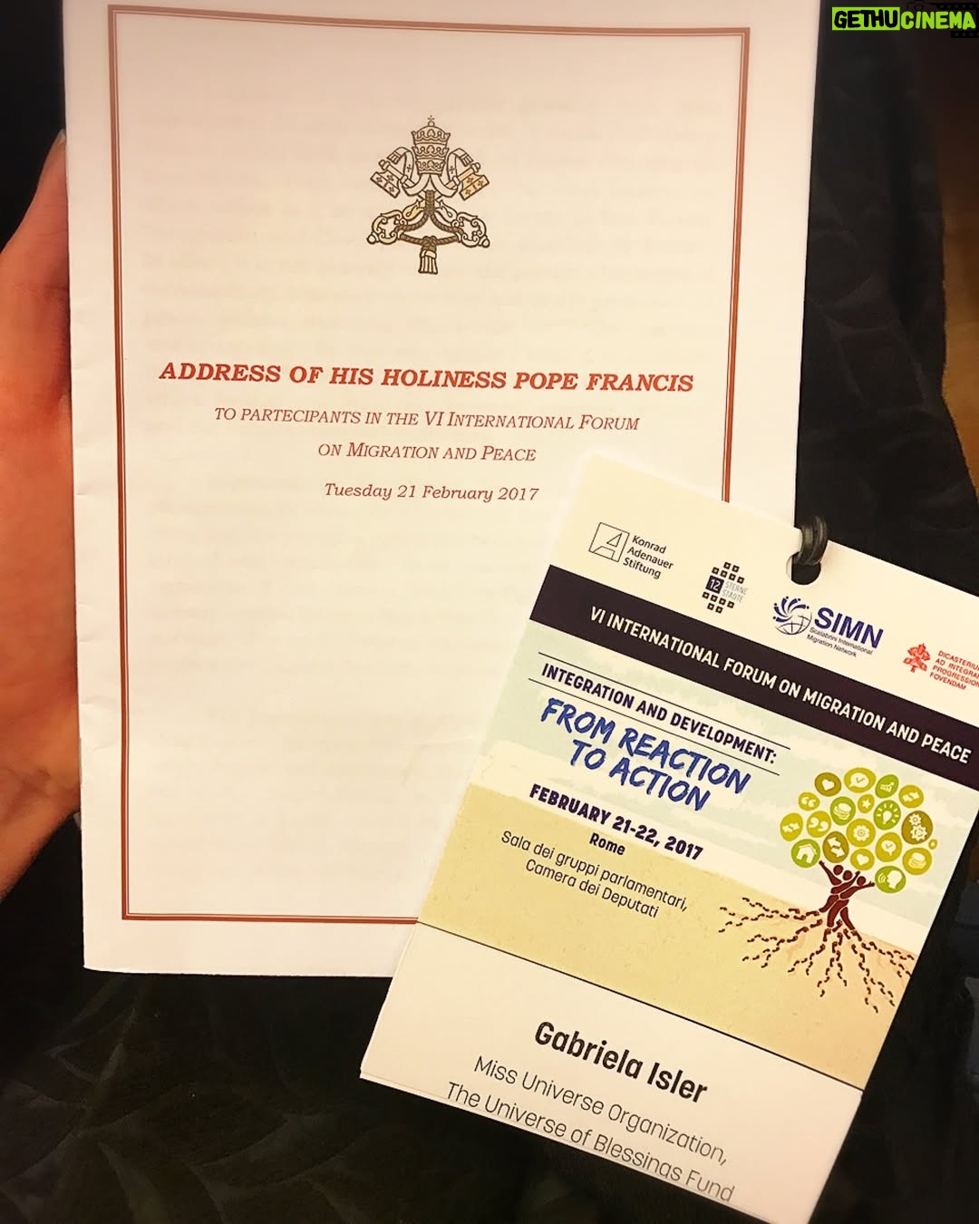 Gabriela Isler - 34.6K Likes - Con mucho respeto y sincero aprecio, me uno a quienes hoy recuerdan el legado del papa @franciscus ✨. Tuve la bendición de conocerlo personalmente y recibir su bendición humanitaria durante mi año de reinado como @missuniverse en el año 2014 y, si bien fue un encuentro breve, fue significativo porque me permitió experimentar de primera mano su sencillez y calidez.

Más tarde, en 2017, volví a escuchar sus palabras en un el IV Foro Internacional de Migración y Paz, donde también estuvieron presentes el cardenal Pietro Parolin y otros miembros de la Iglesia católica, religión con la que comulgo. Su mensaje de inclusión y humanidad, sin duda, resonó profundamente en mí.

Como venezolana, me llena de orgullo y gratitud que durante su pontificado, nuestra madre Carmen Rendiles @madrecarmenvenezuela y el doctor José Gregorio Hernández @josegregoriohernandezcisneros fueran reconocidos a nivel universal como los primeros santos venezolanos 🇻🇪, acercando nuestra fe y tradiciones al mundo entero.

Francisco nos mostró un camino de compasión, servicio y diálogo. Hoy celebro su vida y elevo una oración por su descanso eterno 🕊️. 

Gracias por dejarnos tantas enseñanzas. 🙏🏼✨