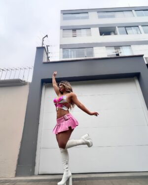 Gabriela Serpa Instagram - Move you body 🩷
.
.
.
.
.
Outfit. @sheinofficial
🎥. @gabyzmestanza
💇♀️. @gabyzstyle