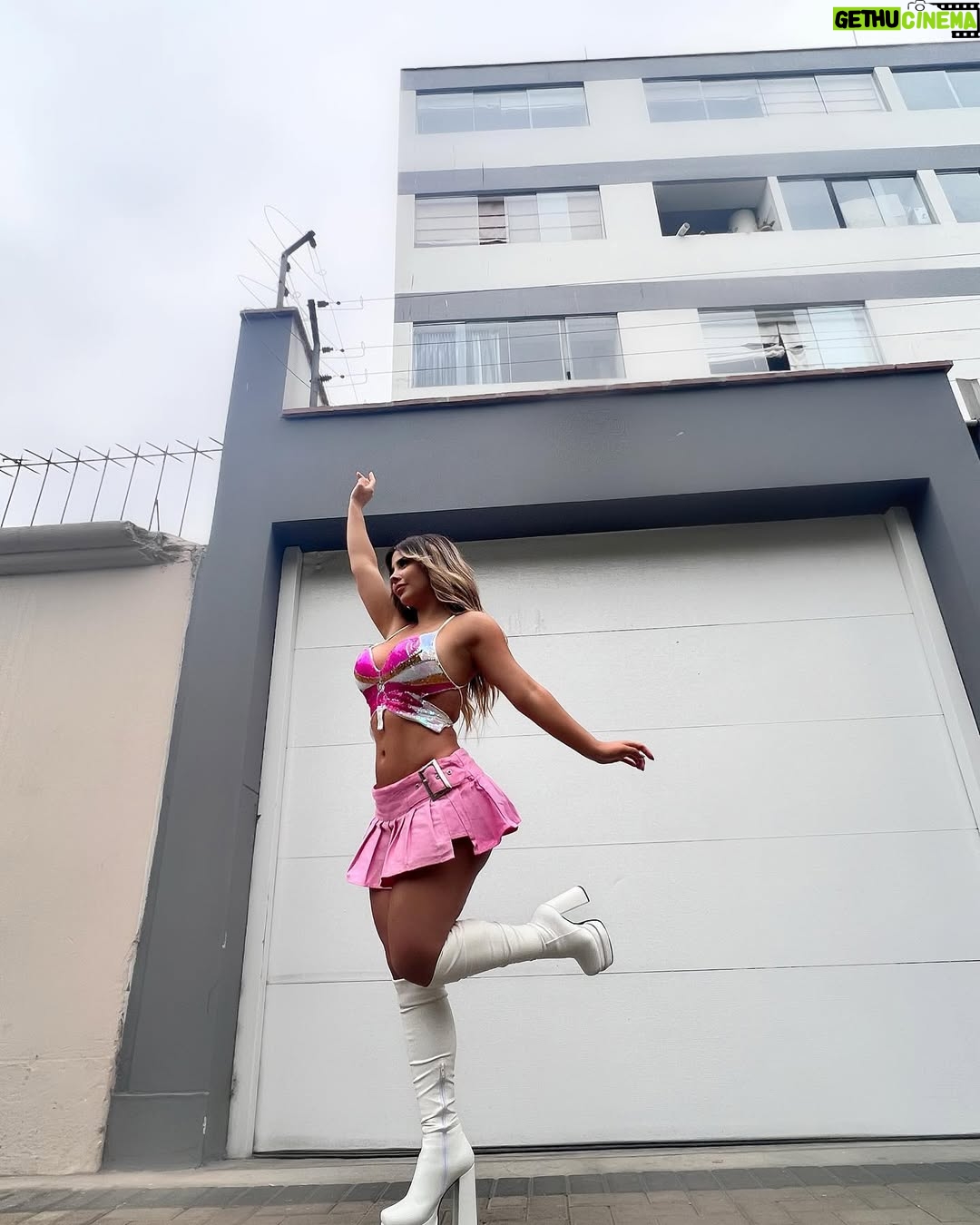 Gabriela Serpa - 53K Likes - Move you body 🩷
.
.
.
.
.
Outfit. @sheinofficial 
🎥. @gabyzmestanza 
💇‍♀️. @gabyzstyle